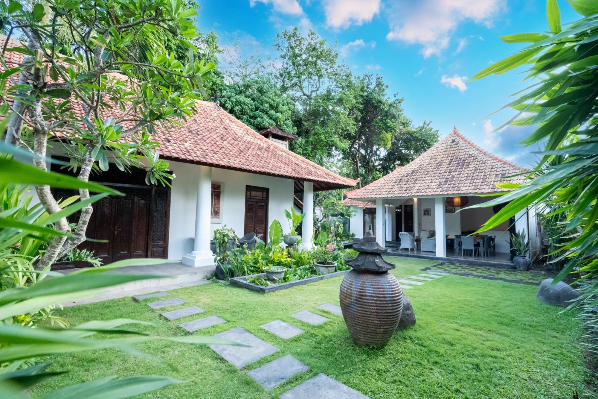 Villa Etnik Seminyak Exterior photo